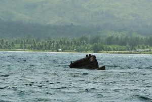 アプラ湾に沈む船 グアムの海に沈む船