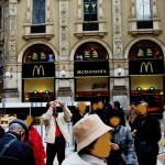 イタリア・ミラノ PRADA本店正面のマクドナルド ブラックマック