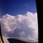濃い雲を避けて飛ぶ。 雲を抜ける