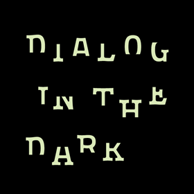 DIALOG IN THE DARK ロゴ。このロゴデザインの秀逸さが薄闇の中で分かった。