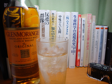 深夜に愛飲しているグレンモーレンジ。素晴らしいバランスで飲み飽きない。