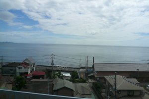 P1020472forblog 小田原~湯河原間は海が青く、気持ちよい景色。