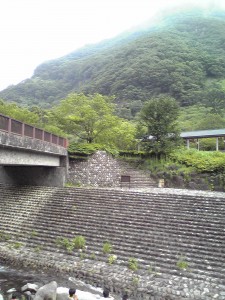 SH010320 宿から散歩で上流に上って川に出る(川は写真下の方)。山の上には雲がかかる。