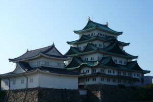 名古屋城天守閣（右側）