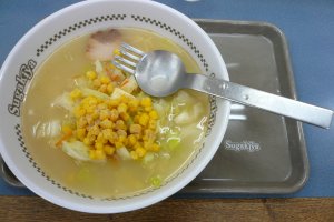 すがきやのラーメン。4本のフォークが先についたスプーンで食べる。